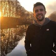 Ingeniero mecánico imparte clases de refuerzo a personas de todas las edades